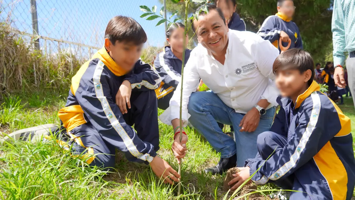 Entregó gobierno de Texmelucan 300 árboles para reforestar el Centro Escolar General Rafael Ávila Camacho