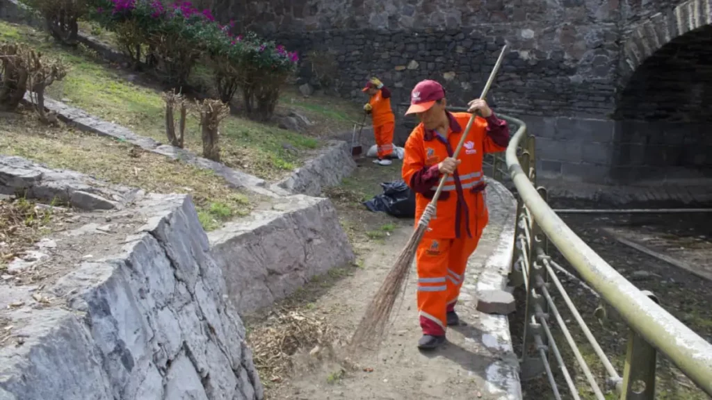 Gobierno de Pepe Chedraui refuerza limpieza en el Puente de Ovando ante las continuas lluvias