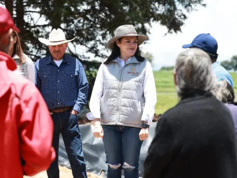 AgendaZacatlánSustentable: Bety Sánchez entrega geomembranas para cosechar agua en Las Lajas y Ayotla