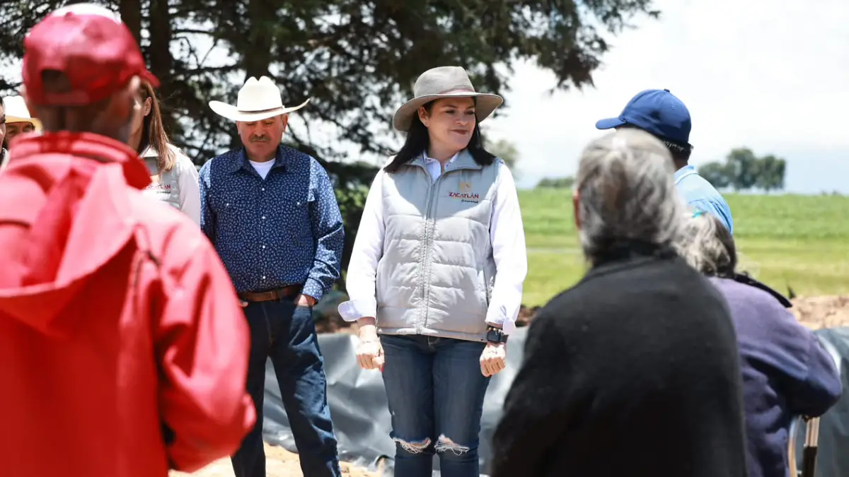 AgendaZacatlánSustentable: Bety Sánchez entrega geomembranas para cosechar agua en Las Lajas y Ayotla