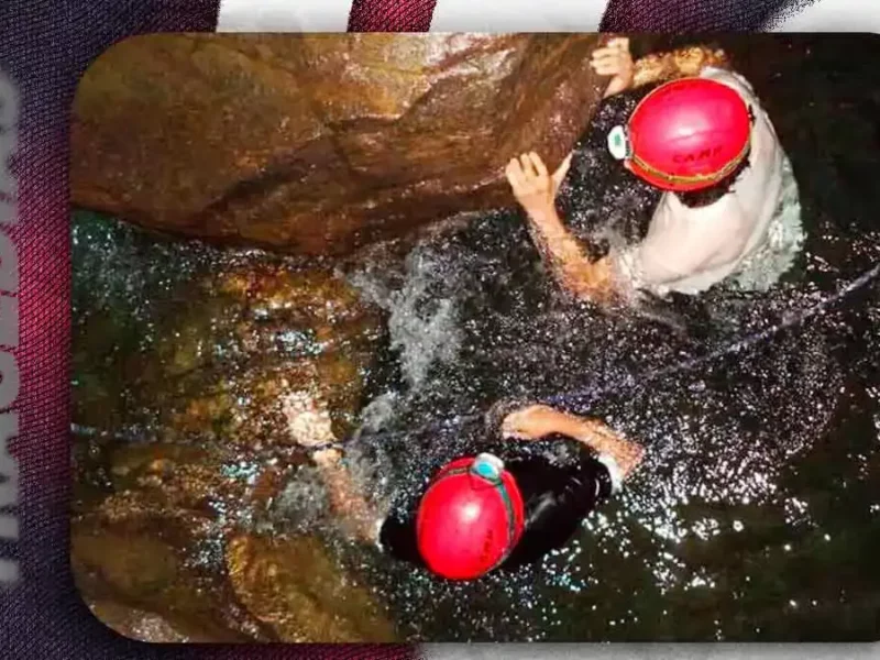 Familia queda atrapada en gruta de Cuetzalan; rescatan dos con vida, buscan a cuatro personas más