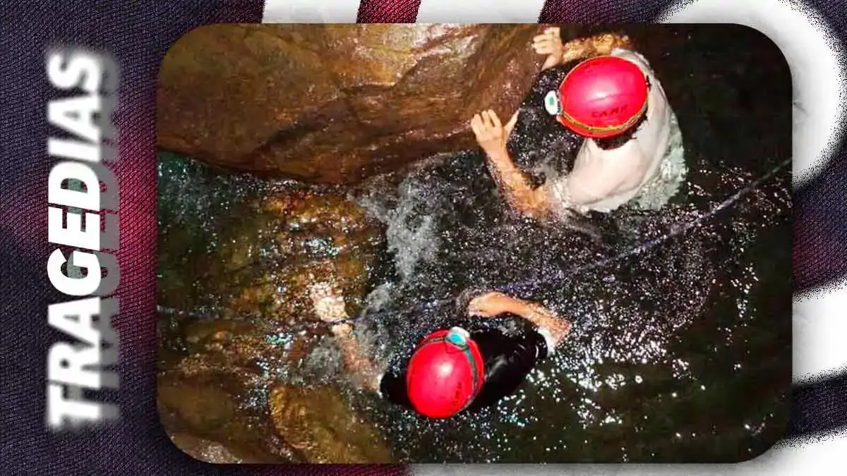 Familia queda atrapada en gruta de Cuetzalan; rescatan dos con vida, buscan a cuatro personas más