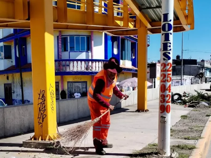 Gobierno de Pepe Chedraui realiza jornada de limpieza en puente de la Central de Abasto