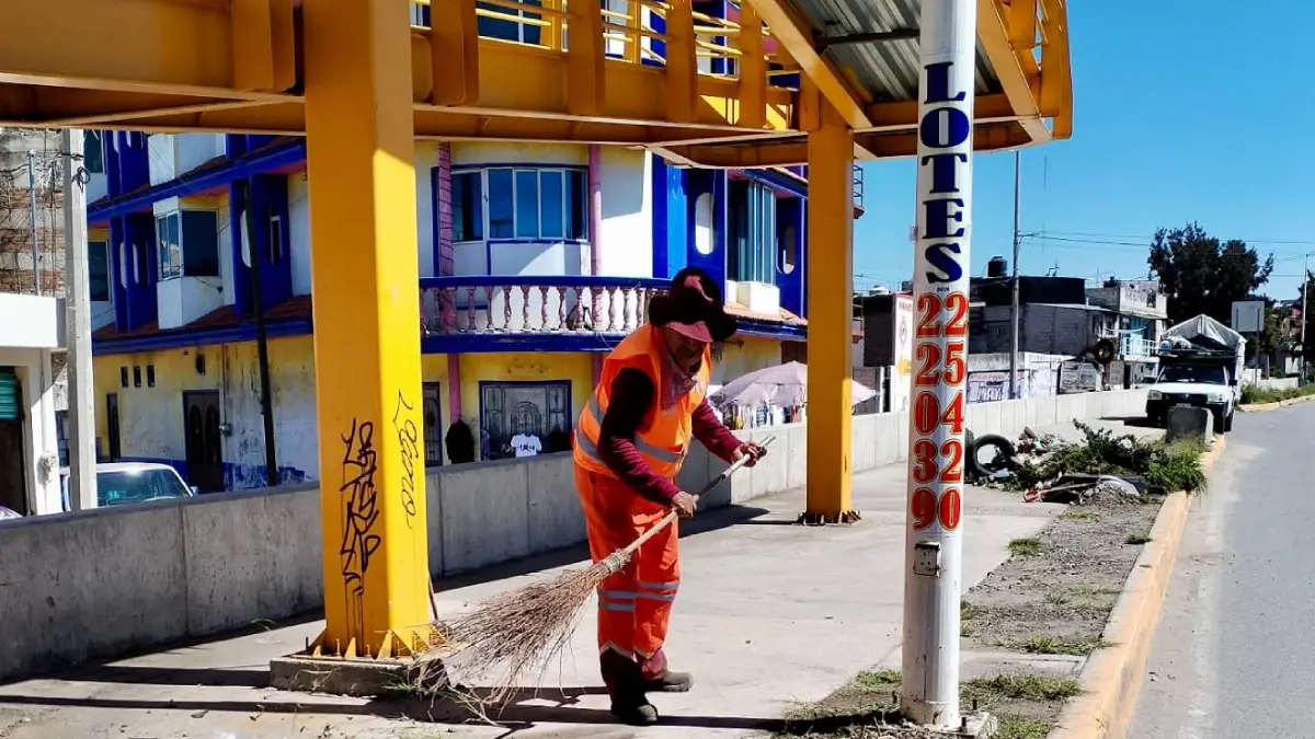Gobierno de Pepe Chedraui realiza jornada de limpieza en puente de la Central de Abasto