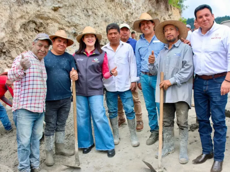 PromesaCumplida: Bety Sánchez y pobladores construyen rampa en Atenco