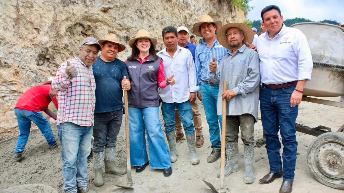PromesaCumplida: Bety Sánchez y pobladores construyen rampa en Atenco