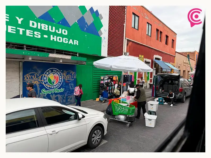 Ambulantes invaden cajones de parquímetros en el Centro Histórico de Puebla; automovilistas denuncian falta de espacios
