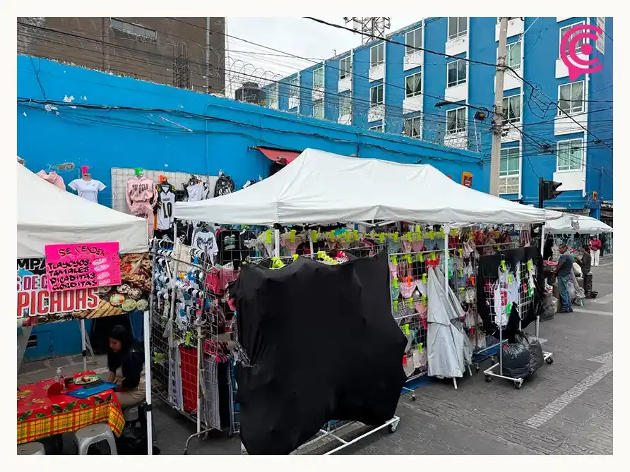 Ambulantes invaden cajones de parquímetros en el Centro Histórico de Puebla; automovilistas denuncian falta de espacios