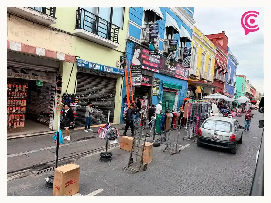 Ambulantes invaden cajones de parquímetros en el Centro Histórico de Puebla; automovilistas denuncian falta de espacios
