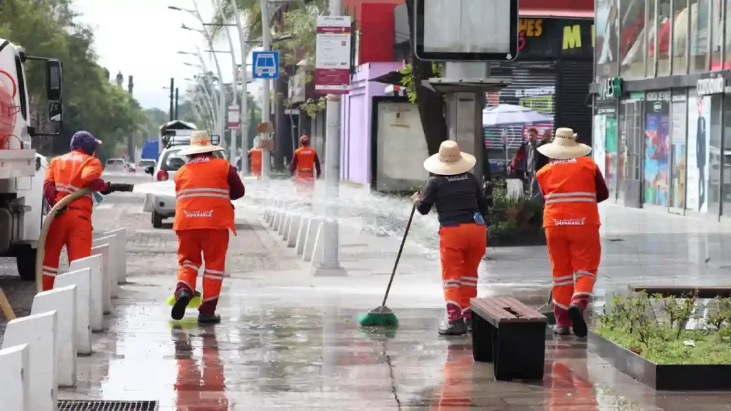 Gobierno de Pepe Chedraui mantiene limpios el Zócalo y la Avenida Juárez tras el encuentro entre México e Inglaterra