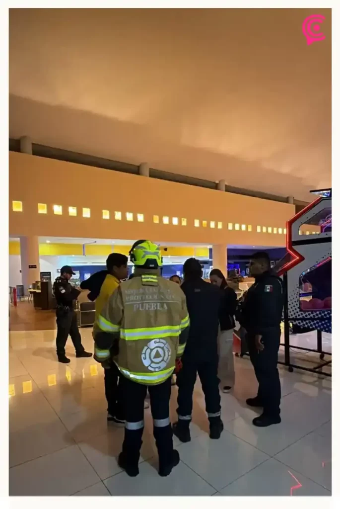 Desprendimiento de plafón en Cinépolis Angelópolis deja a una mujer embarazada herida