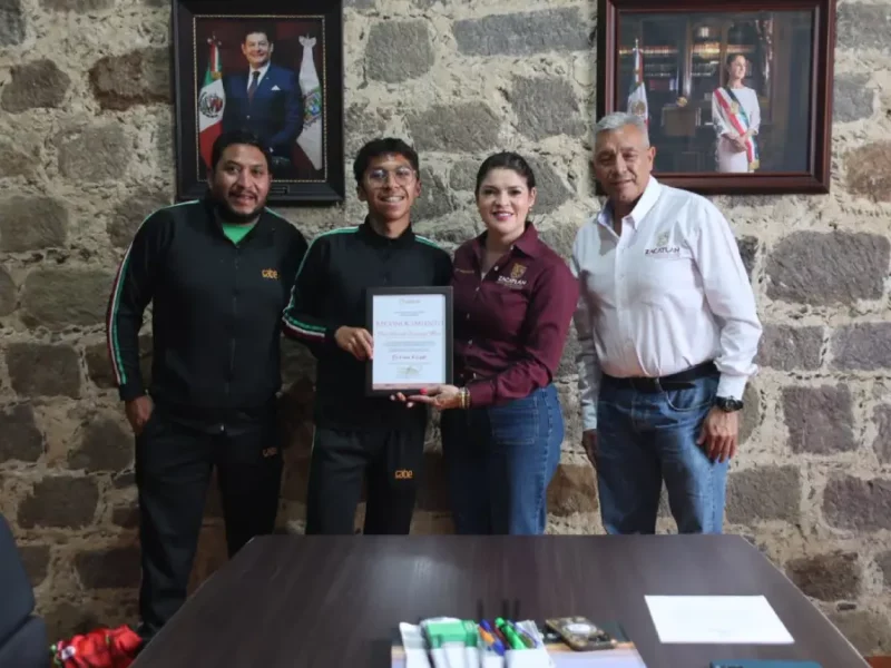 Bety Sánchez reconoce a joven deportista que participó en carrera en Canadá; también presentó la Carrera de las Manzanas