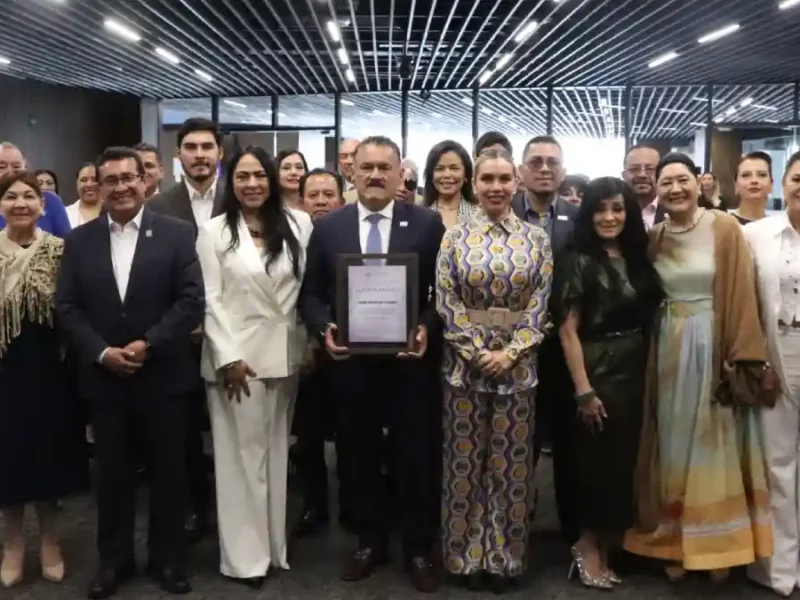 Unidad para la Igualdad de Género del Congreso entrega reconocimiento al presidente de la Fundación Cáritas Puebla
