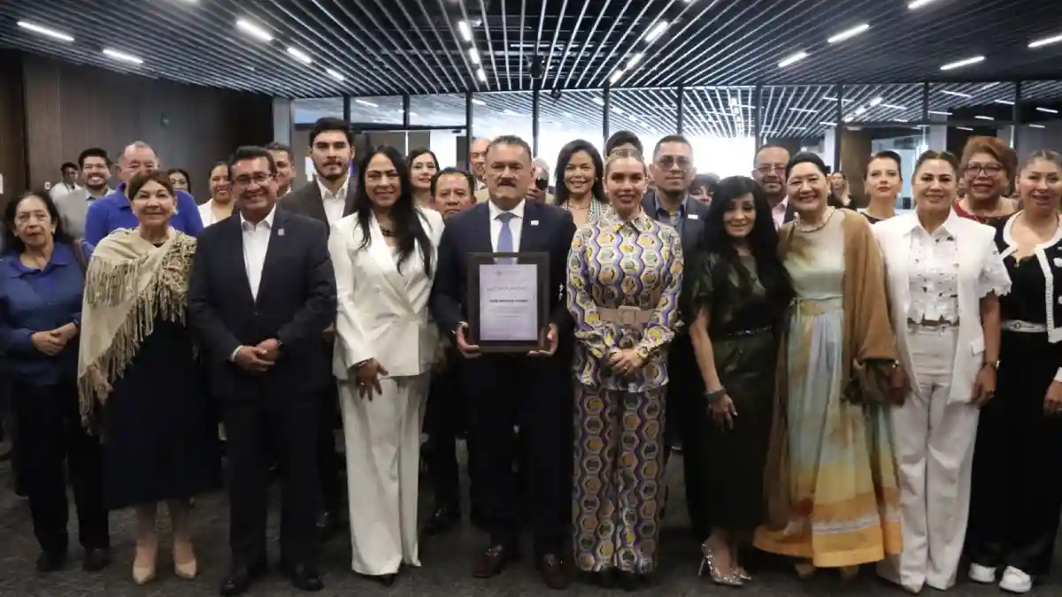 Unidad para la Igualdad de Género del Congreso entrega reconocimiento al presidente de la Fundación Cáritas Puebla