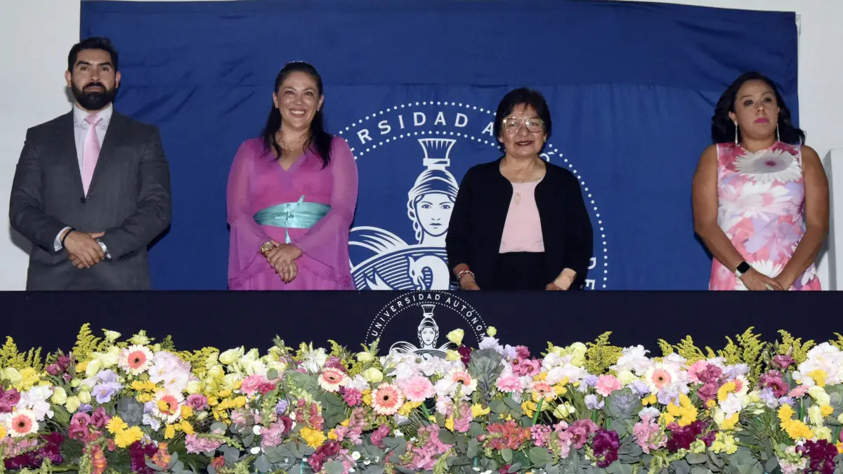 Preside Rectora Lilia Cedillo graduación en preparatoria de Izúcar de Matamoros