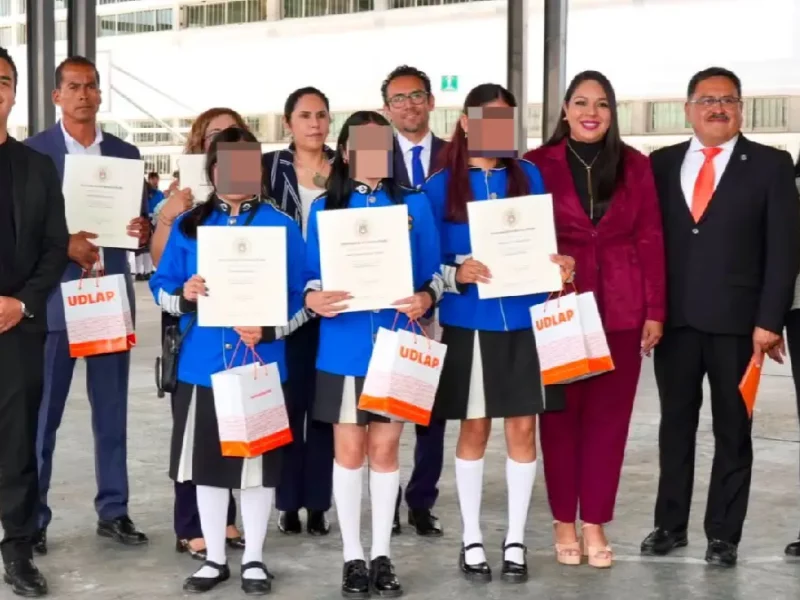 Tras firma de convenio, entrega Tonantzin Fernández becas UDLAP a jóvenes cholultecas