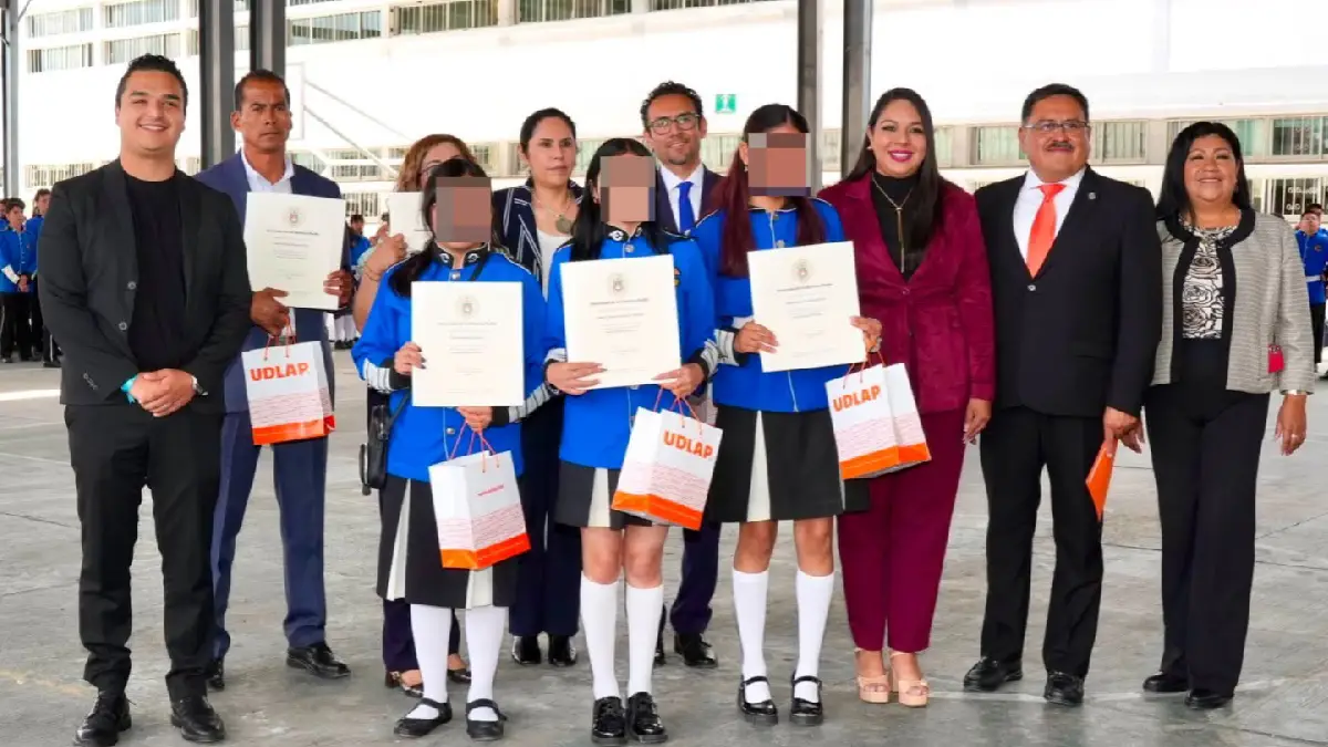 Tras firma de convenio, entrega Tonantzin Fernández becas UDLAP a jóvenes cholultecas