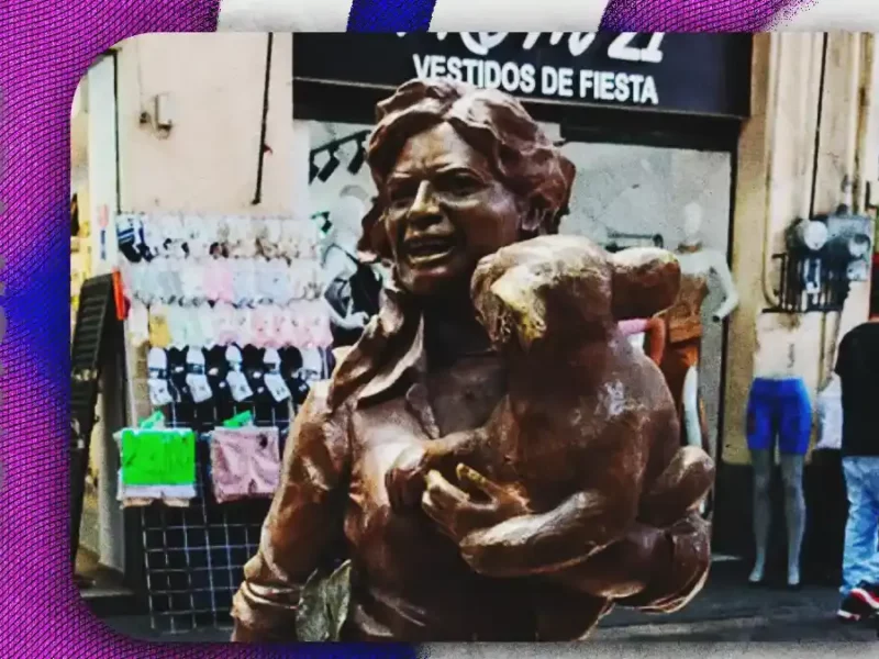 Mutilan escultura de Amy Camacho en el Centro Histórico de Puebla; roban el águila