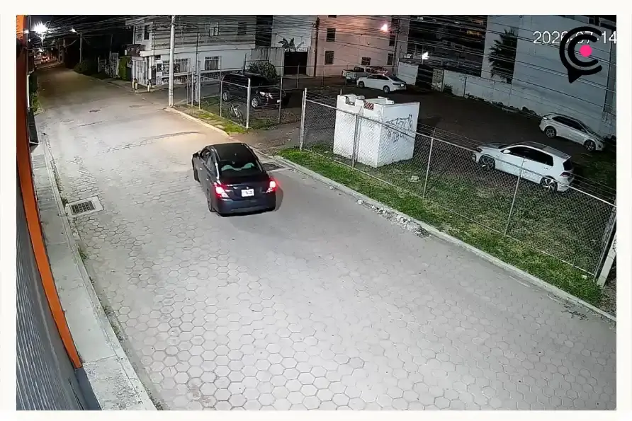 Denuncian robo de llantas en estacionamiento de gimnasio en Cholula; negocio niega apoyo al dueño