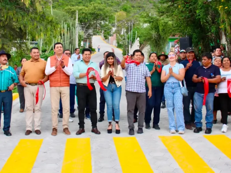 Mateo Hernández entrega obra de adoquinamiento en San Mateo Tlaixpan