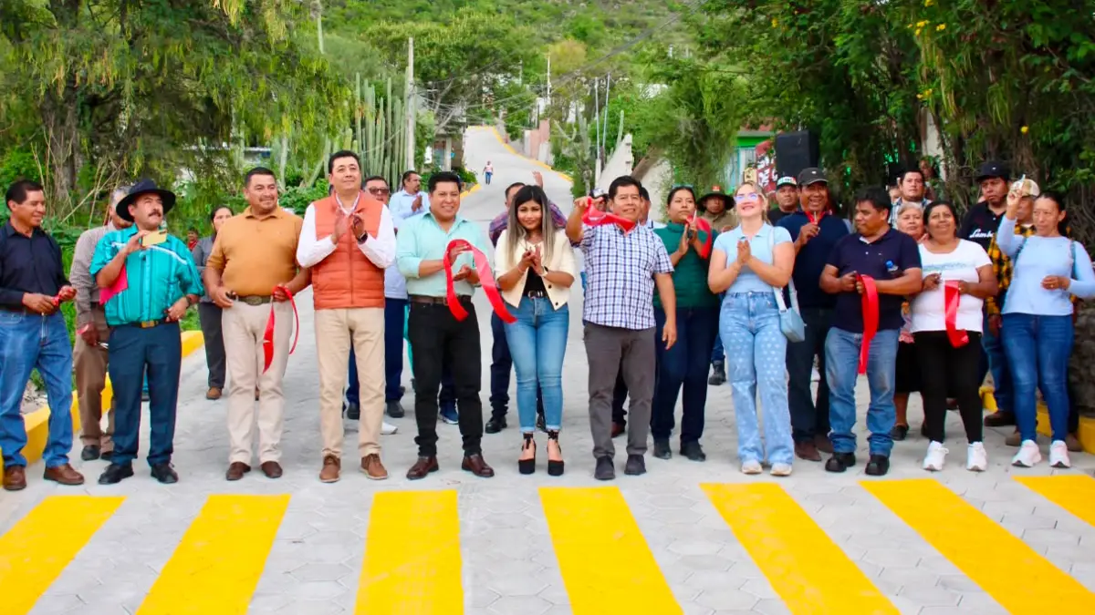 Mateo Hernández entrega obra de adoquinamiento en San Mateo Tlaixpan