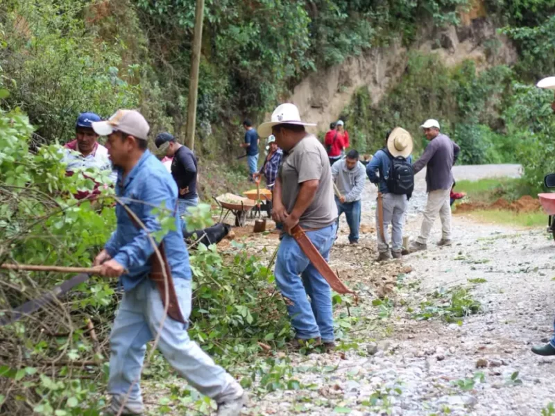Bety Sánchez participa en faenas en Tepeixco y San Cristóbal Xochimilpa