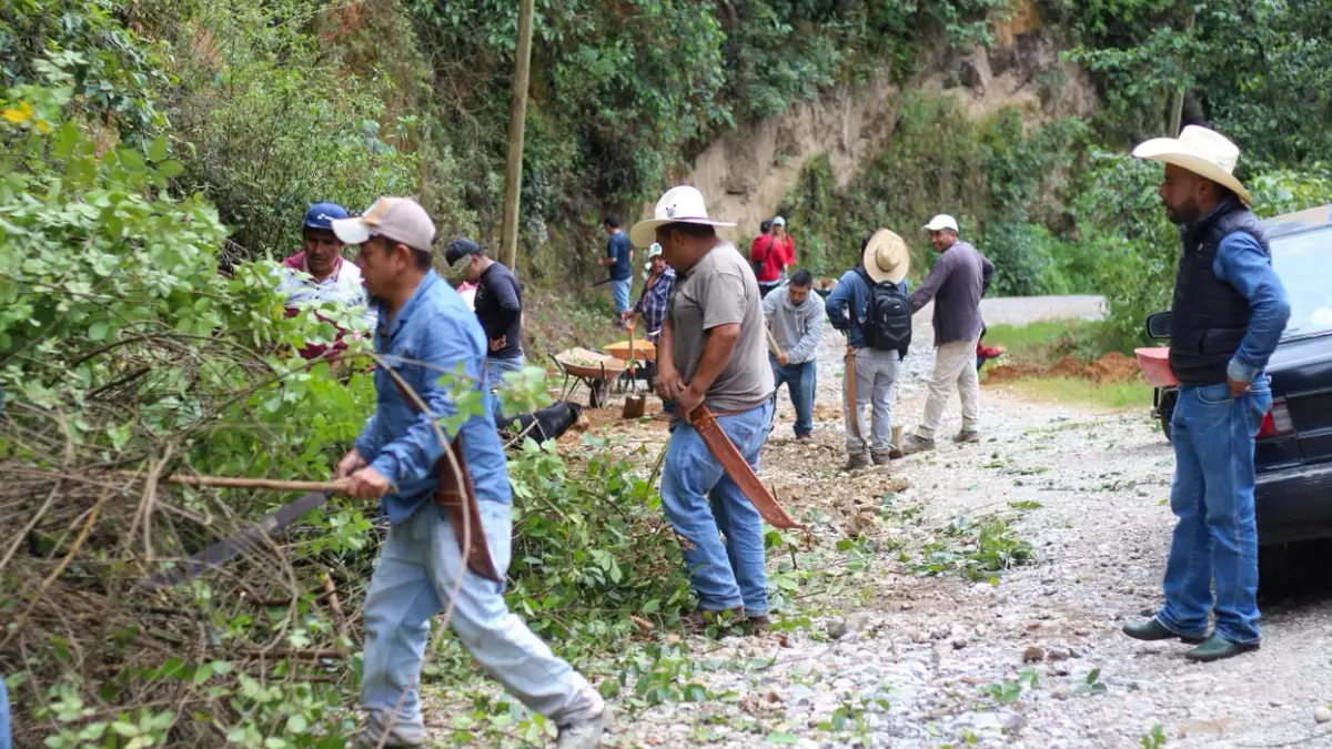 Bety Sánchez participa en faenas en Tepeixco y San Cristóbal Xochimilpa