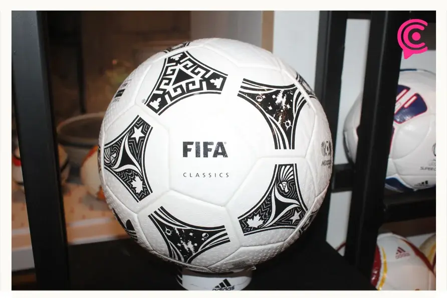 Poblano posee la colección de mini balones de futbol más grande del mundo