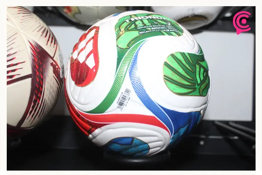 Poblano posee la colección de mini balones de futbol más grande del mundo