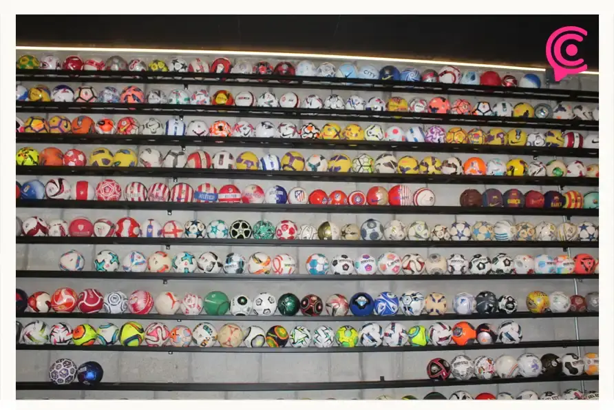 Poblano posee la colección de mini balones de futbol más grande del mundo