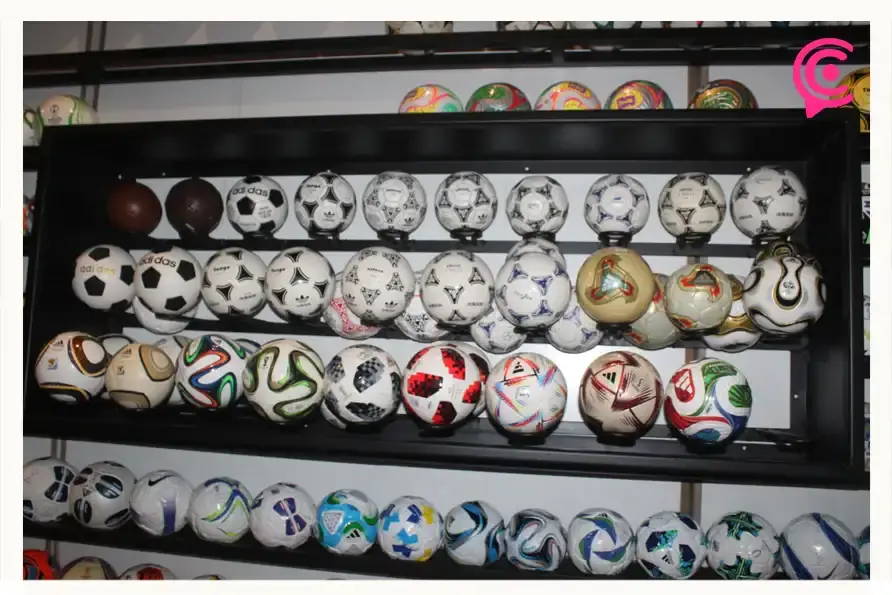 Poblano posee la colección de mini balones de futbol más grande del mundo