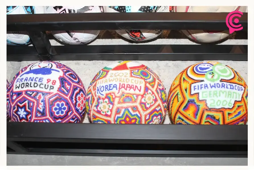 Poblano posee la colección de mini balones de futbol más grande del mundo