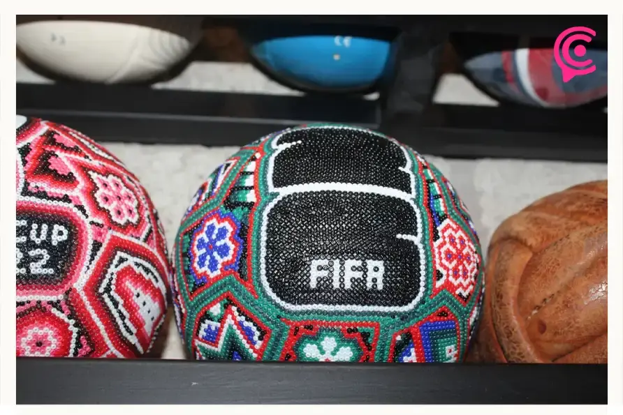 Poblano posee la colección de mini balones de futbol más grande del mundo