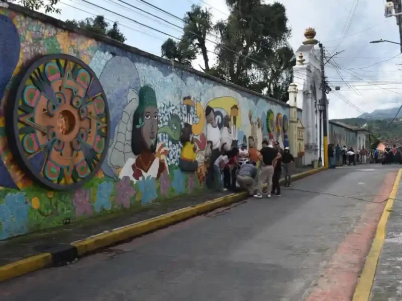 Participa diputado Miguel Márquez en faena comunitaria para transformar calles de Huauchinango