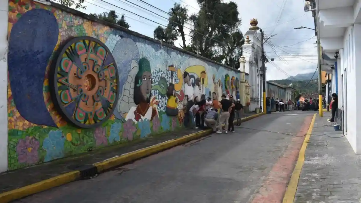 Participa diputado Miguel Márquez en faena comunitaria para transformar calles de Huauchinango