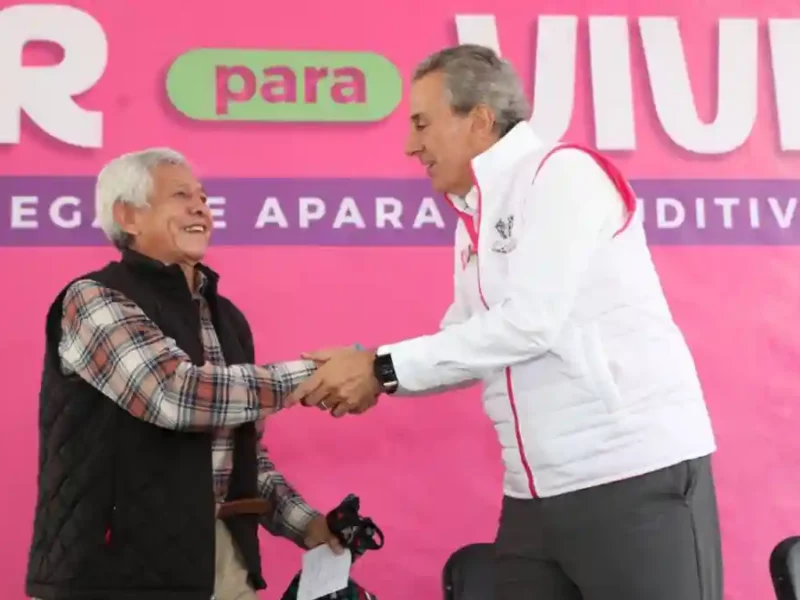 Pepe Chedraui entrega 50 aparatos auditivos para mejorar la calidad de vida de personas con discapacidad auditiva
