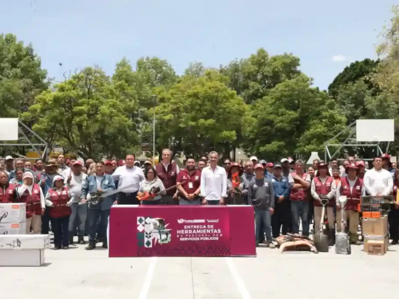 Entrega Pepe Chedraui herramienta a personal de Servicios Públicos para el mantenimiento de la ciudad
