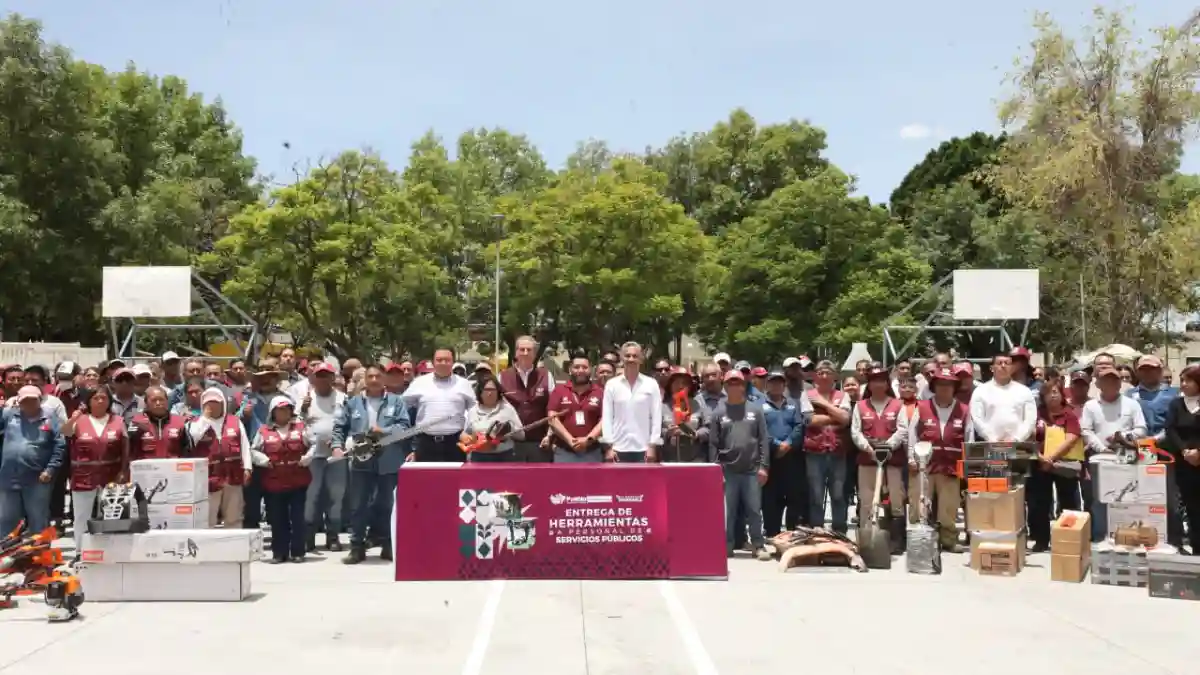 Entrega Pepe Chedraui herramienta a personal de Servicios Públicos para el mantenimiento de la ciudad