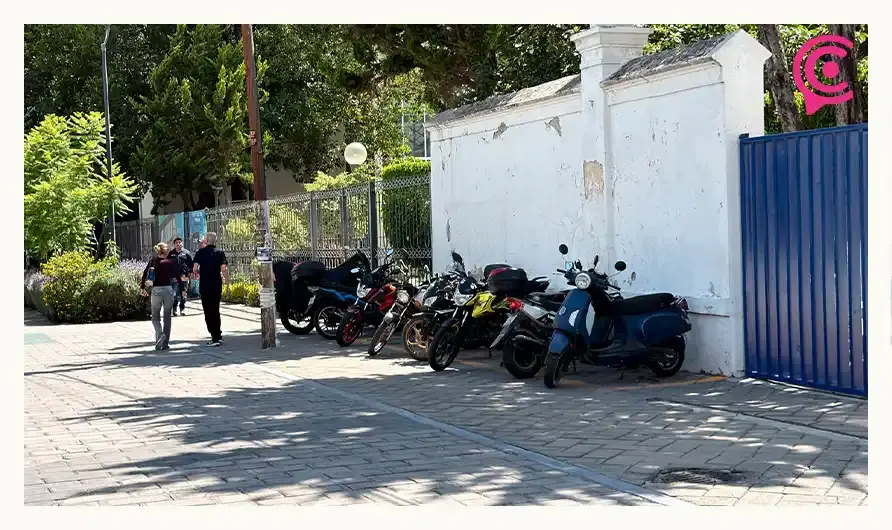 Automovilistas invaden paso peatonal en Medicina BUAP para evadir los Parquímetros de Puebla