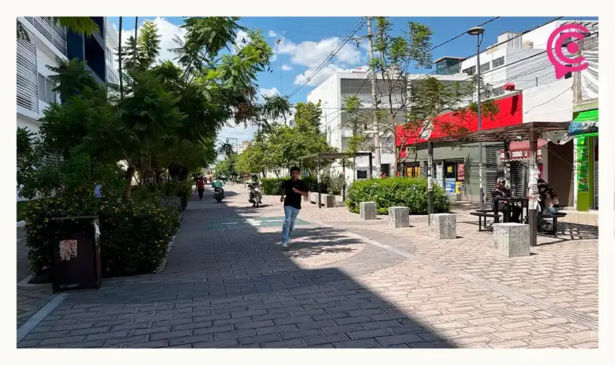 Automovilistas invaden paso peatonal en Medicina BUAP para evadir los Parquímetros de Puebla