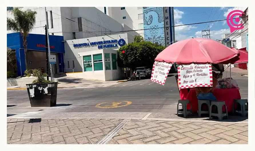 Automovilistas invaden paso peatonal en Medicina BUAP para evadir los Parquímetros de Puebla
