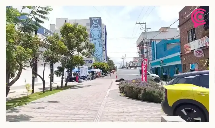 Automovilistas invaden paso peatonal en Medicina BUAP para evadir los Parquímetros de Puebla