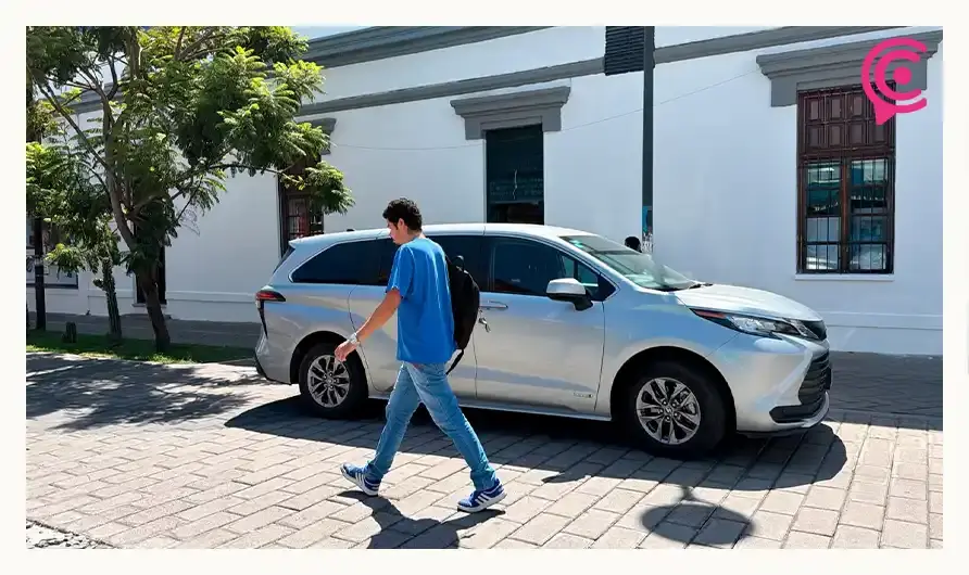 Automovilistas invaden paso peatonal en Medicina BUAP para evadir los Parquímetros de Puebla