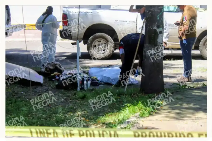 Indigente muere en un área verde cerca de Plaza Crystal en Puebla