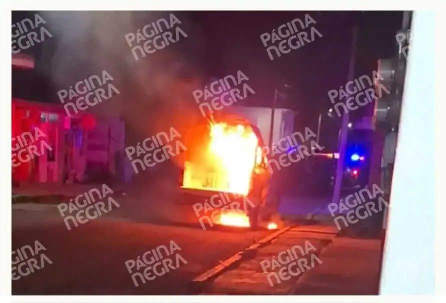 Choque entre patrulla y motocicleta deja a mujer lesionada en Chiautzingo, Puebla; vecinos acusan a policías 