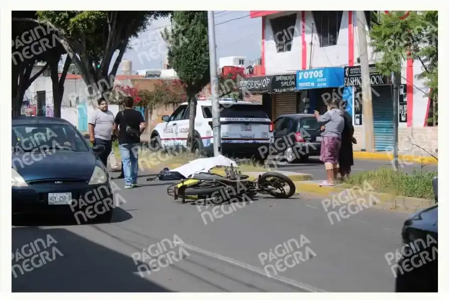 Choque entre motocicletas deja a conductor muerto y al otro lesionado en Loma Linda, Puebla
