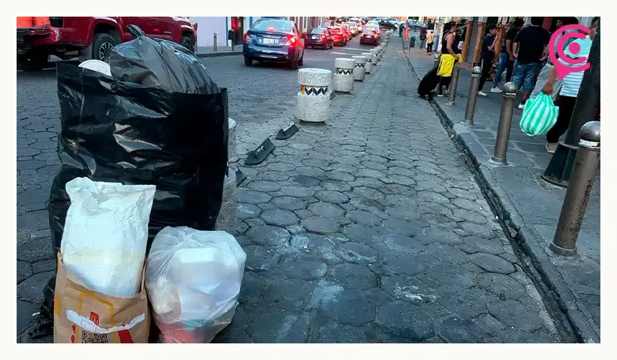 Basura y hojarasca ahogan las alcantarillas del Centro Histórico de Puebla pese a temporada de lluvias
