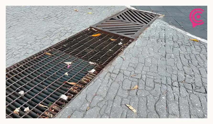 Basura y hojarasca ahogan las alcantarillas del Centro Histórico de Puebla pese a temporada de lluvias
