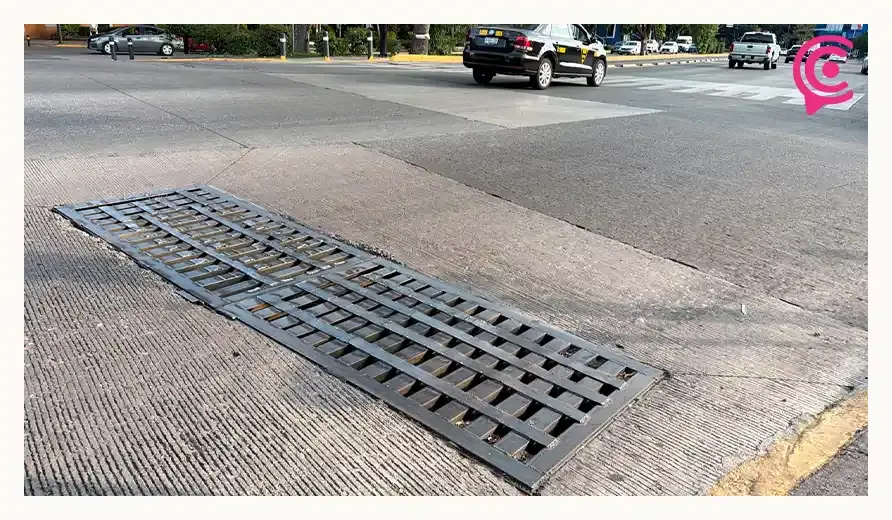 Basura y hojarasca ahogan las alcantarillas del Centro Histórico de Puebla pese a temporada de lluvias